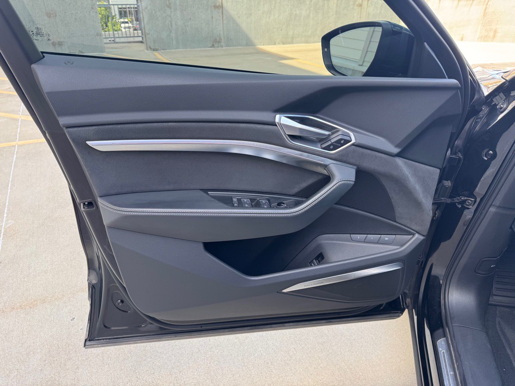 2022 Audi E-tron S Image 9