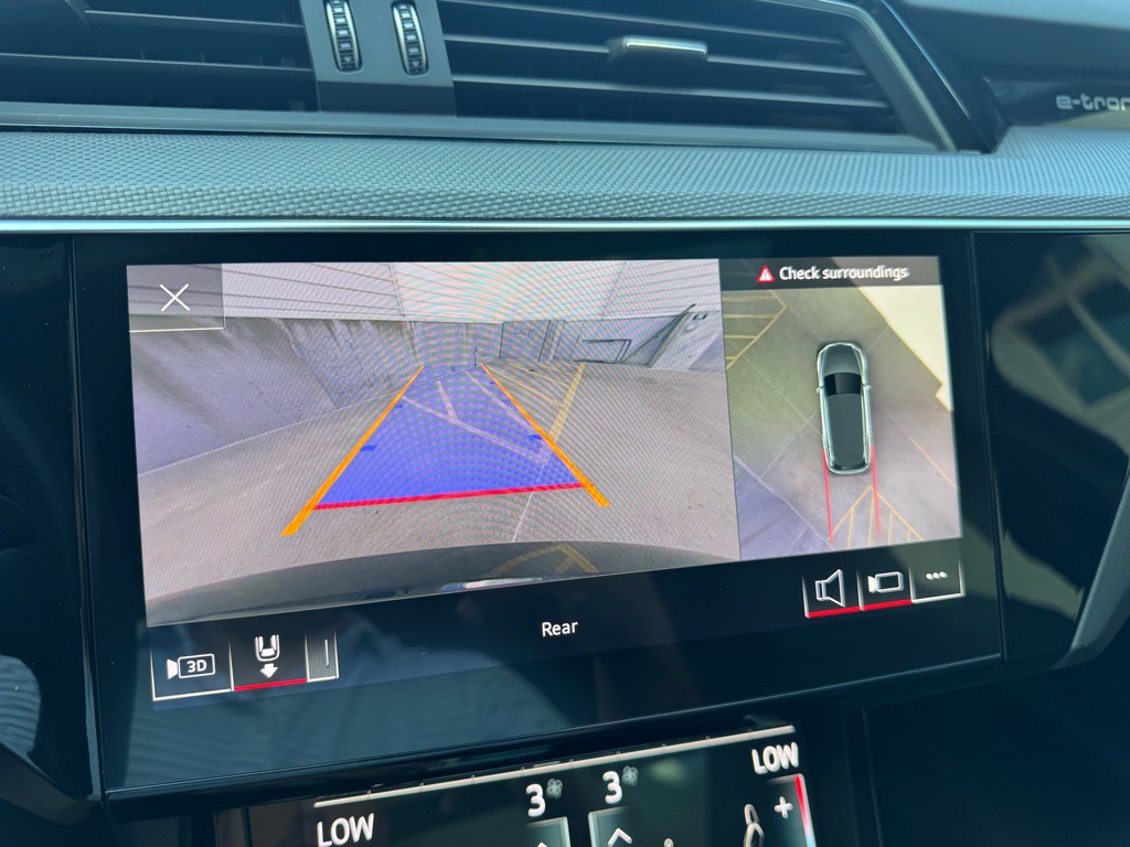 2022 Audi E-tron S Image 17