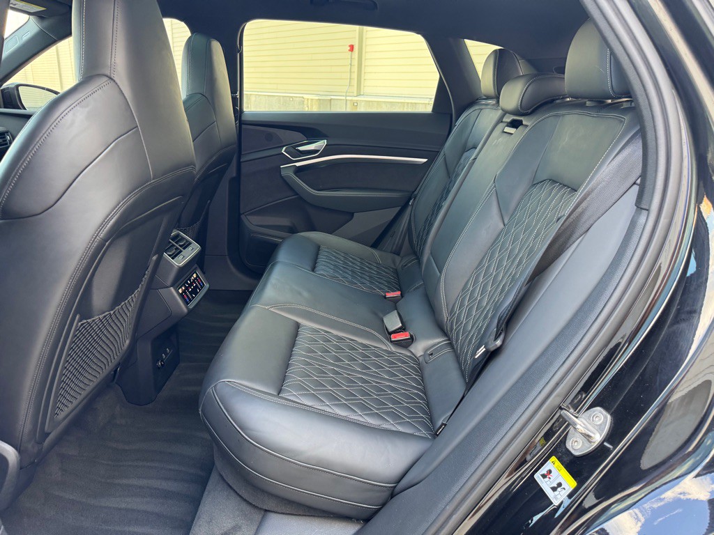 2022 Audi E-tron S Image 21