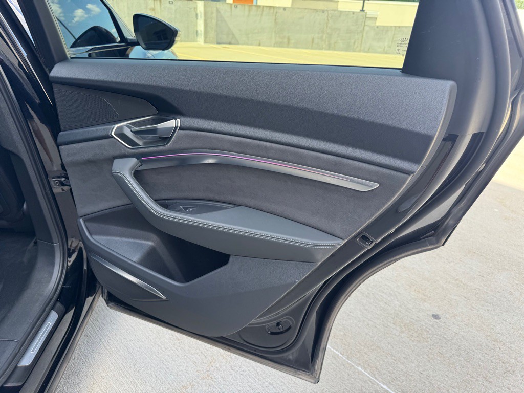 2022 Audi E-tron S Image 24