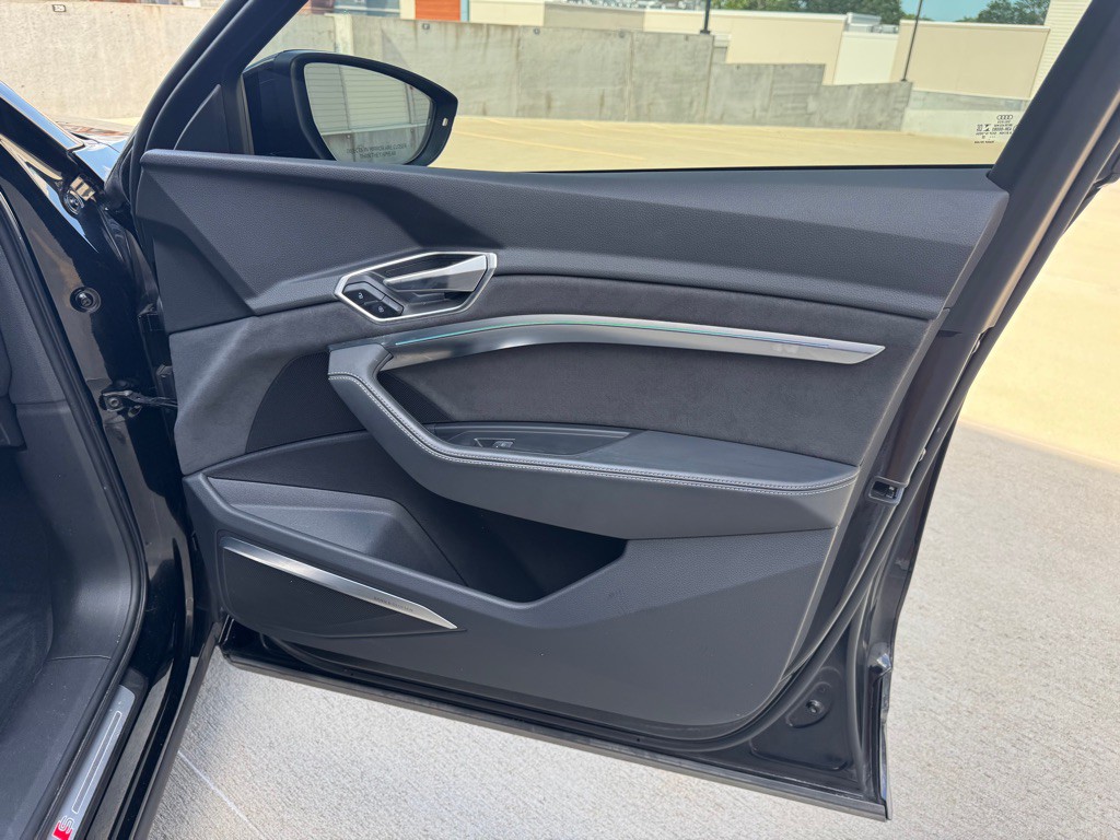 2022 Audi E-tron S Image 26