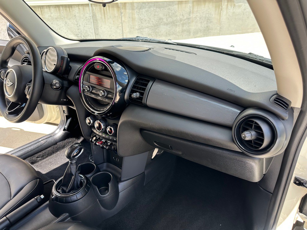 2016 MINI Cooper Image 18