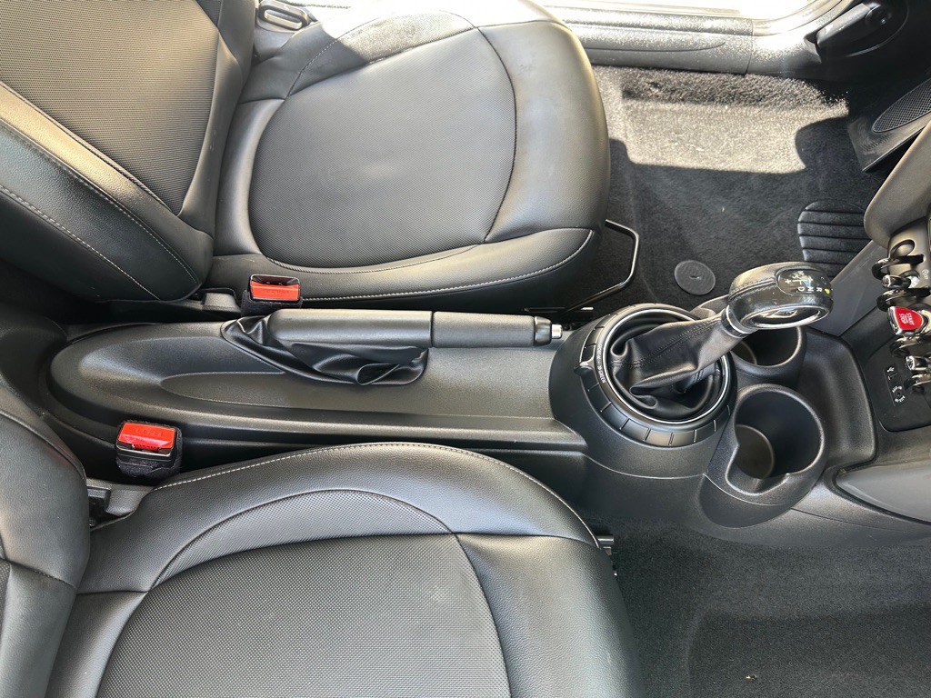 2016 MINI Cooper Image 19