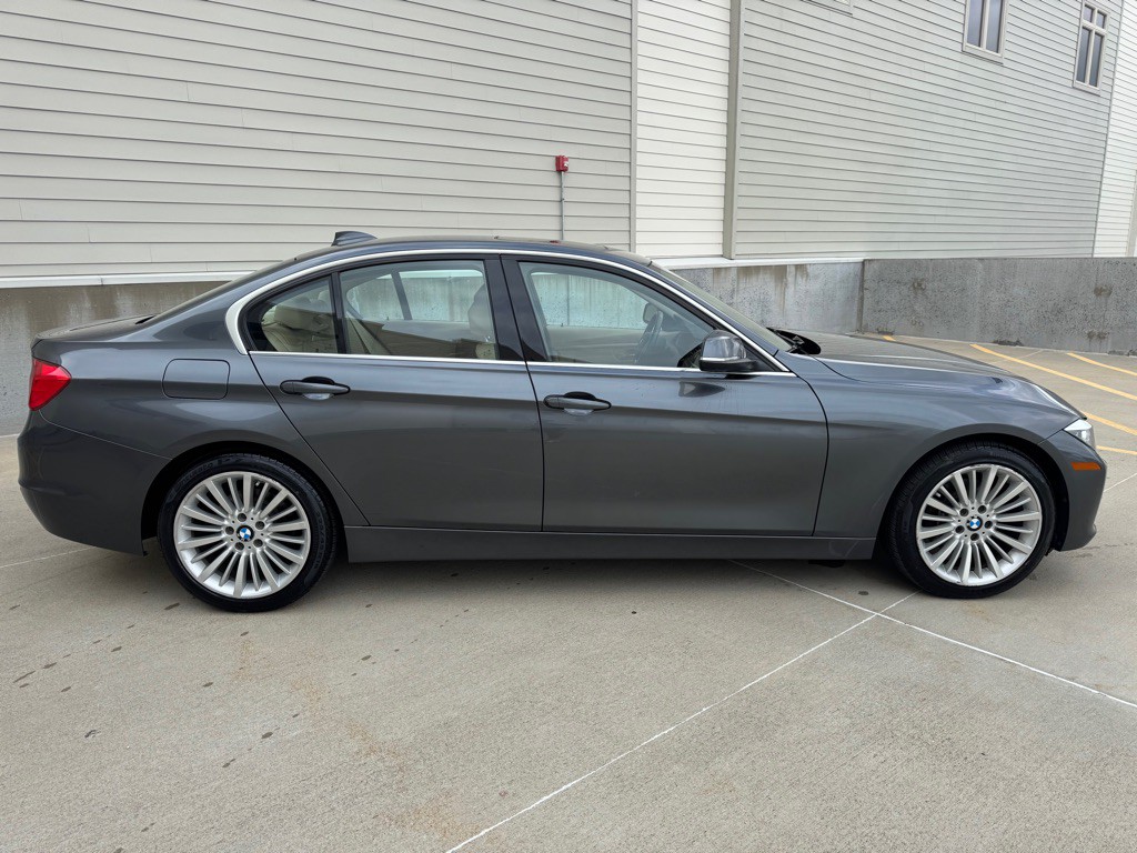 2013 BMW 3 Series Image 2