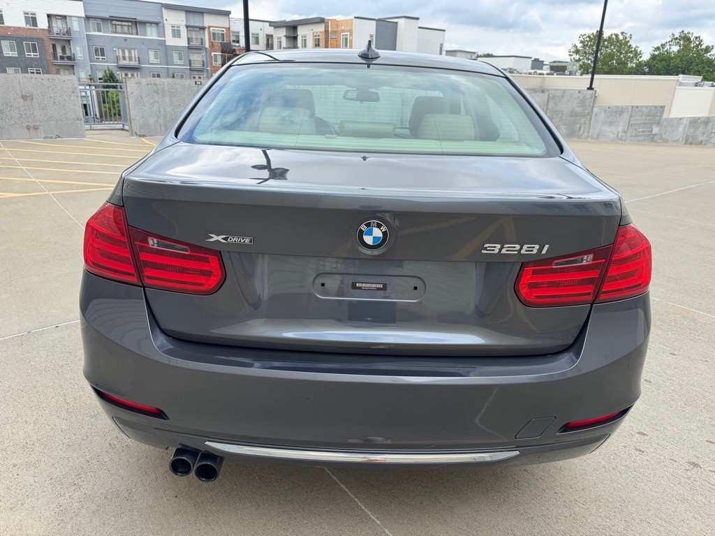 2013 BMW 3 Series Image 4