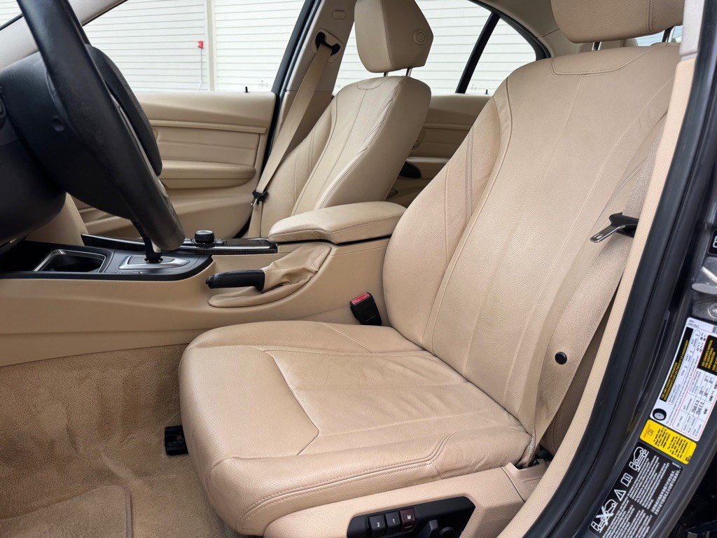 2013 BMW 3 Series Image 12