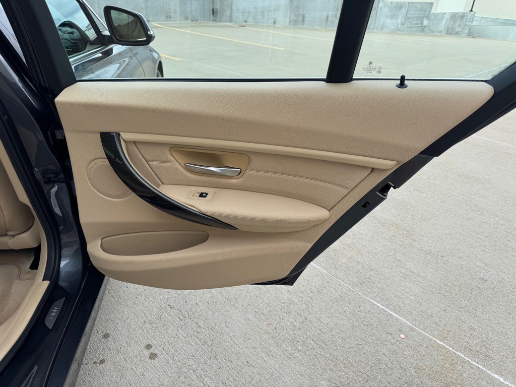 2013 BMW 3 Series Image 24