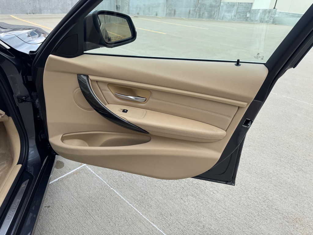 2013 BMW 3 Series Image 26