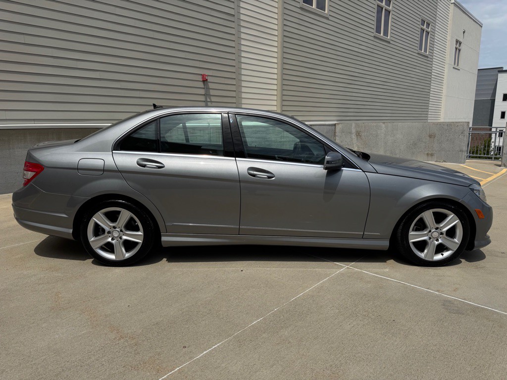 2011 Mercedes-Benz C-Class Image 2