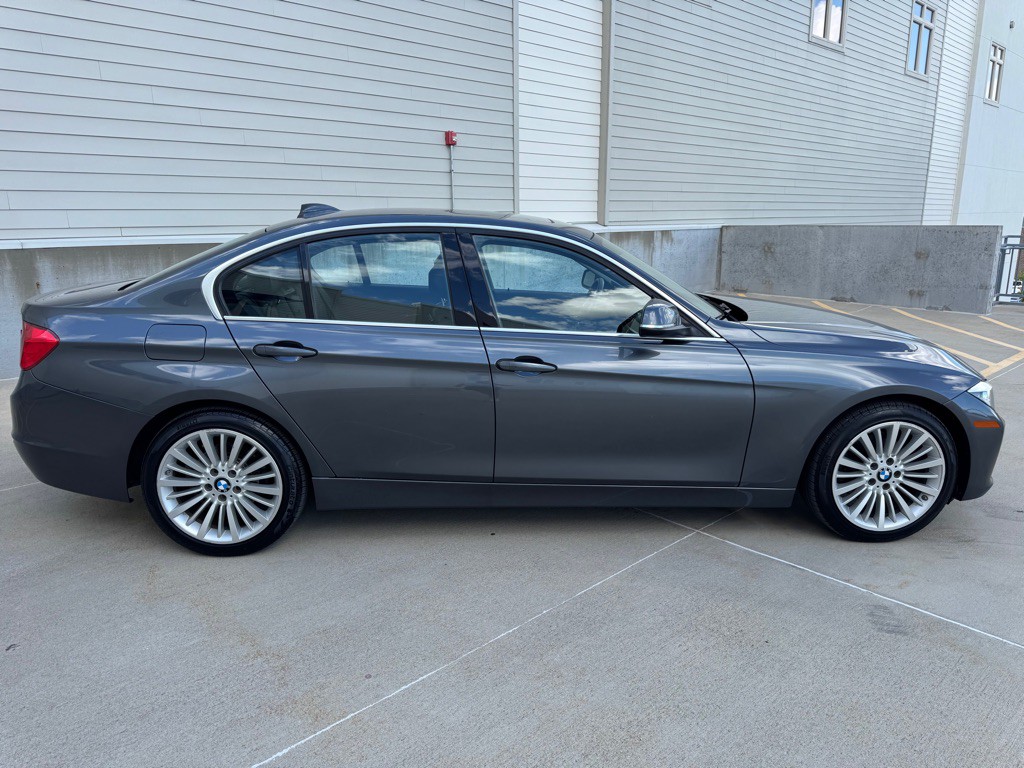 2013 BMW 3 Series Image 2