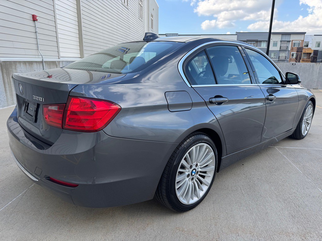 2013 BMW 3 Series Image 3