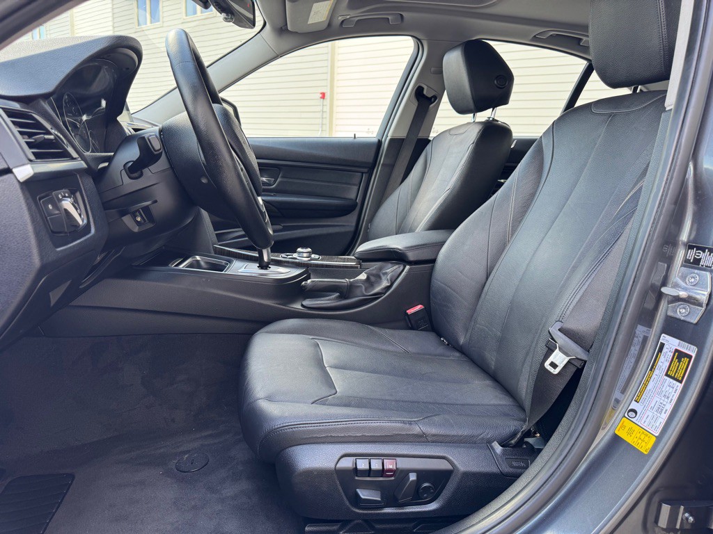 2013 BMW 3 Series Image 14
