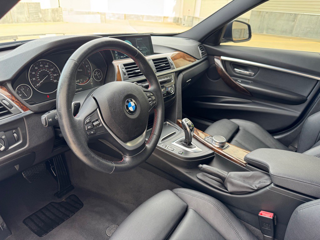 2017 BMW 3 Series Image 11