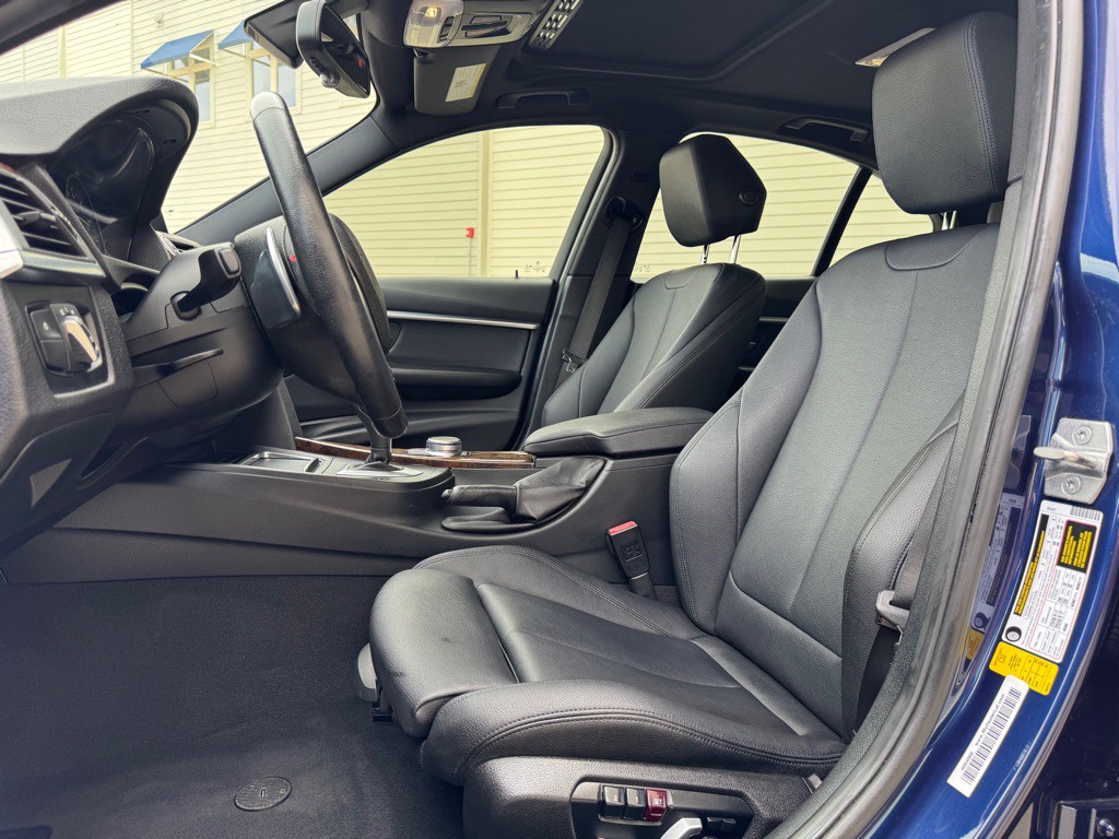 2017 BMW 3 Series Image 12
