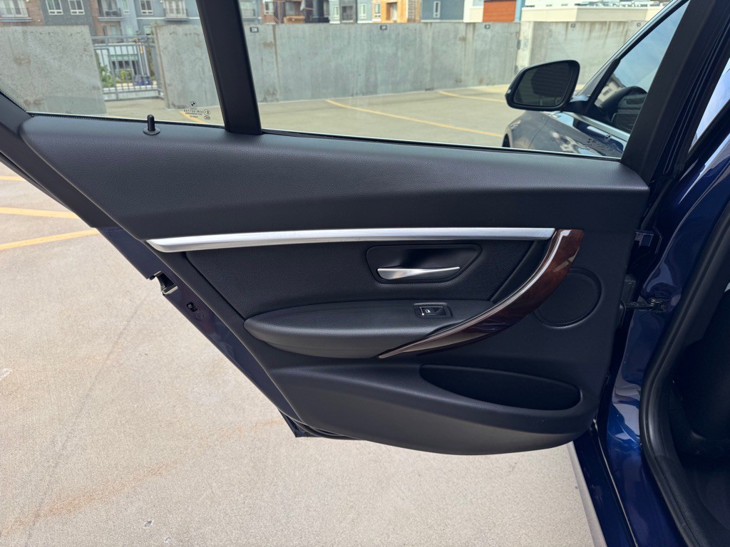 2017 BMW 3 Series Image 21