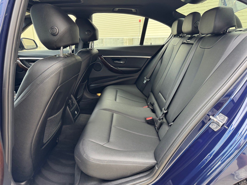 2017 BMW 3 Series Image 22