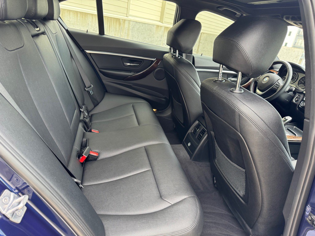 2017 BMW 3 Series Image 25