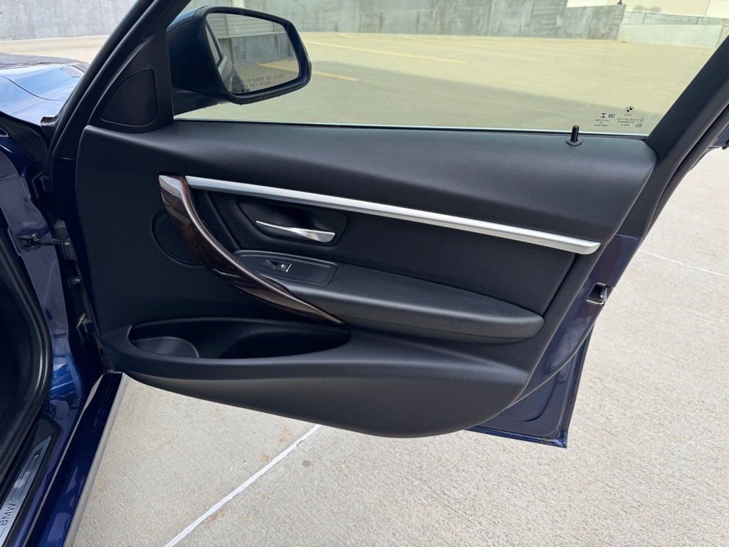 2017 BMW 3 Series Image 26