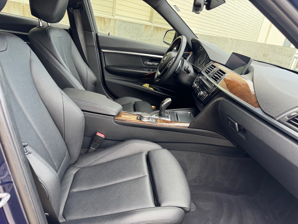 2017 BMW 3 Series Image 27