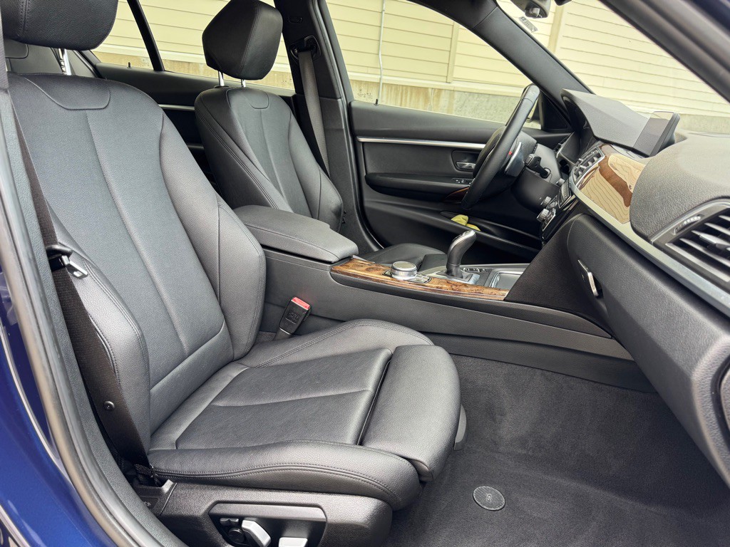 2017 BMW 3 Series Image 28