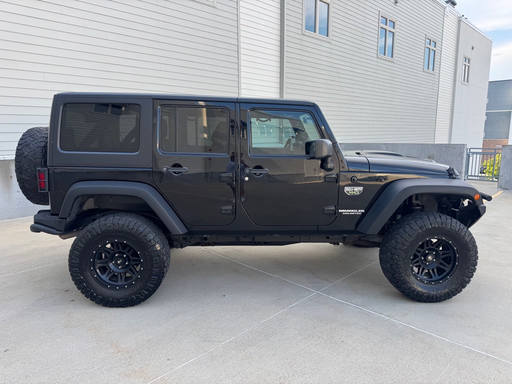 2012 Jeep Wrangler Unlimited Image 2
