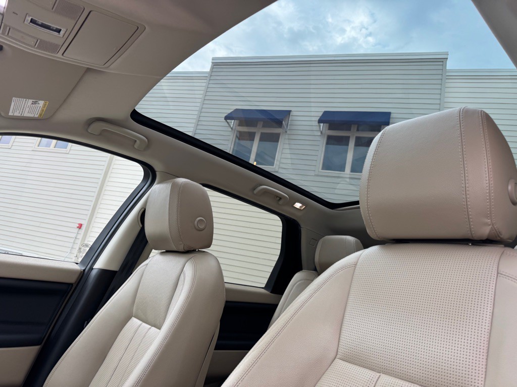 2016 Land Rover Discovery Sport Image 12