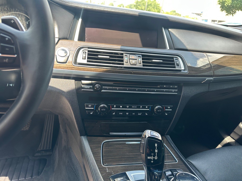 2015 BMW 7 Series Image 14