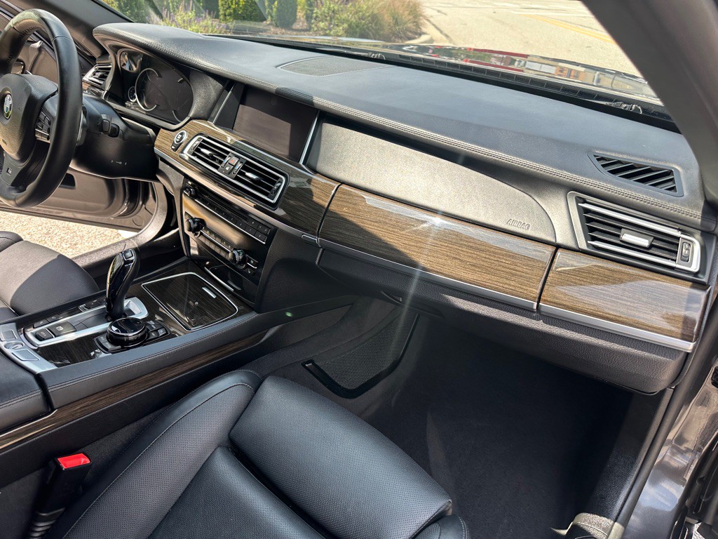 2015 BMW 7 Series Image 26