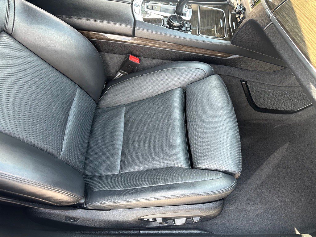 2015 BMW 7 Series Image 28