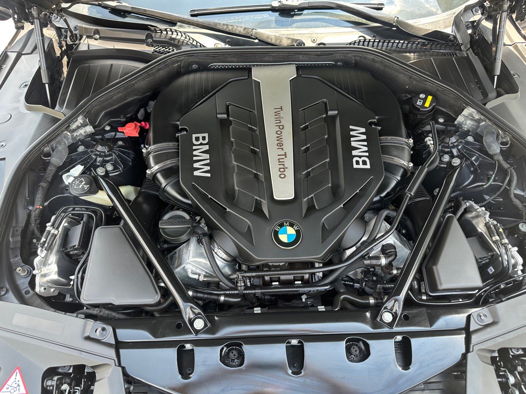 2015 BMW 7 Series Image 32