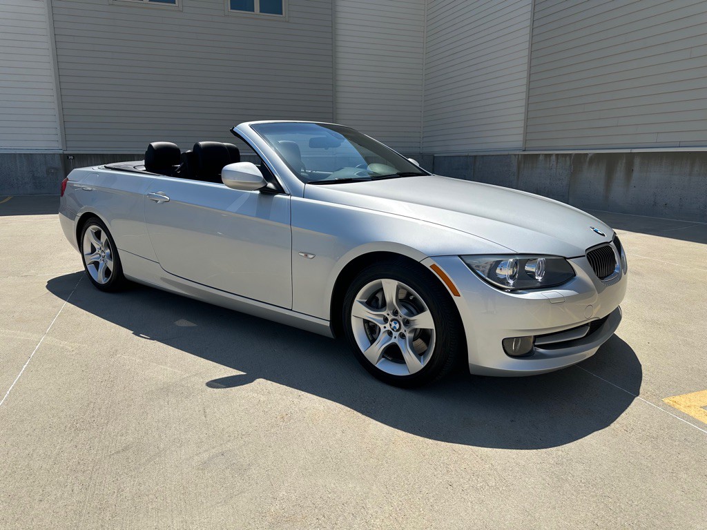2011 BMW 3 Series Image 1