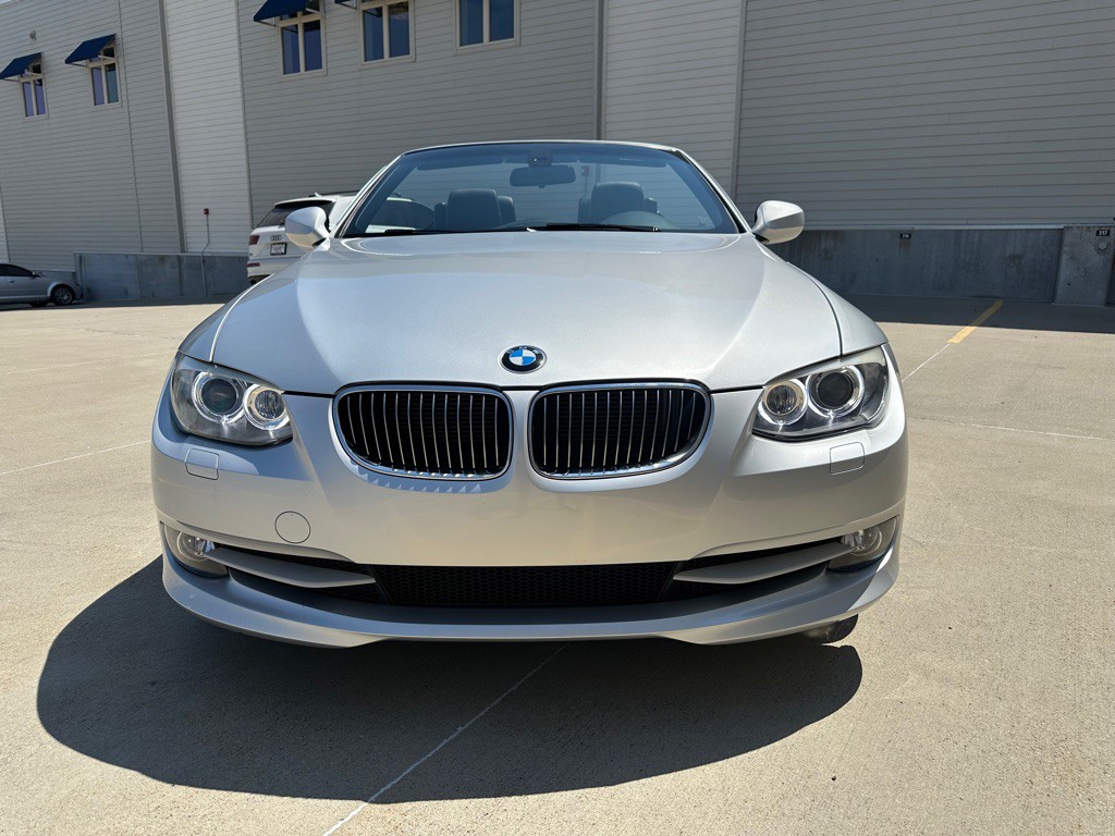 2011 BMW 3 Series Image 2