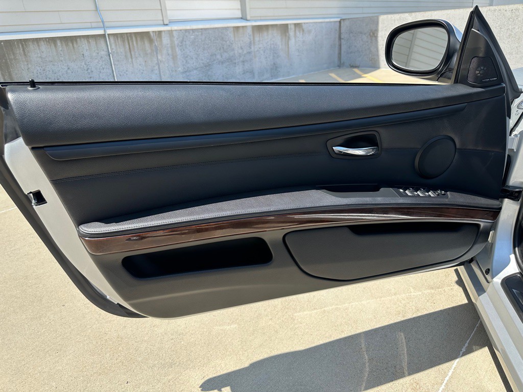 2011 BMW 3 Series Image 10