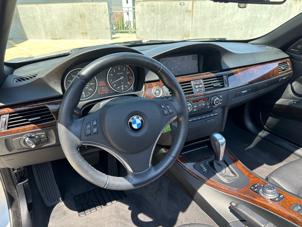 2011 BMW 3 Series Image 11