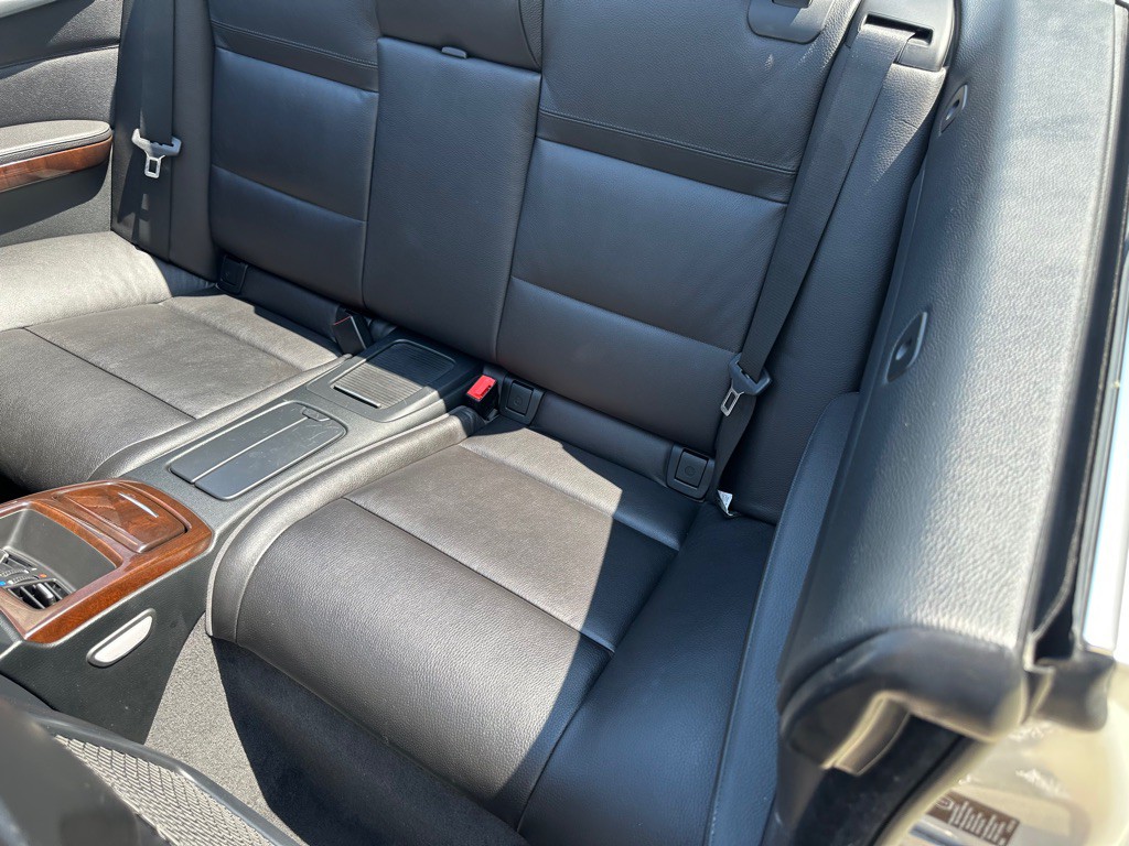 2011 BMW 3 Series Image 17