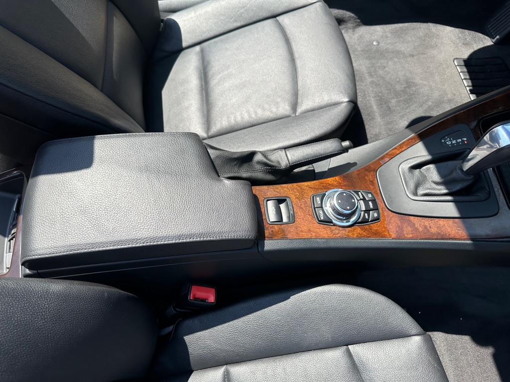 2011 BMW 3 Series Image 23