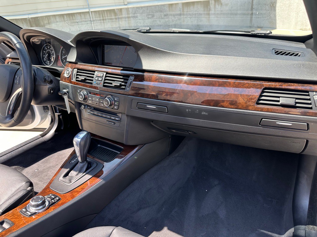 2011 BMW 3 Series Image 24