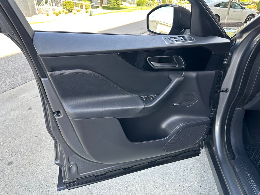 2018 Jaguar F-PACE Image 9