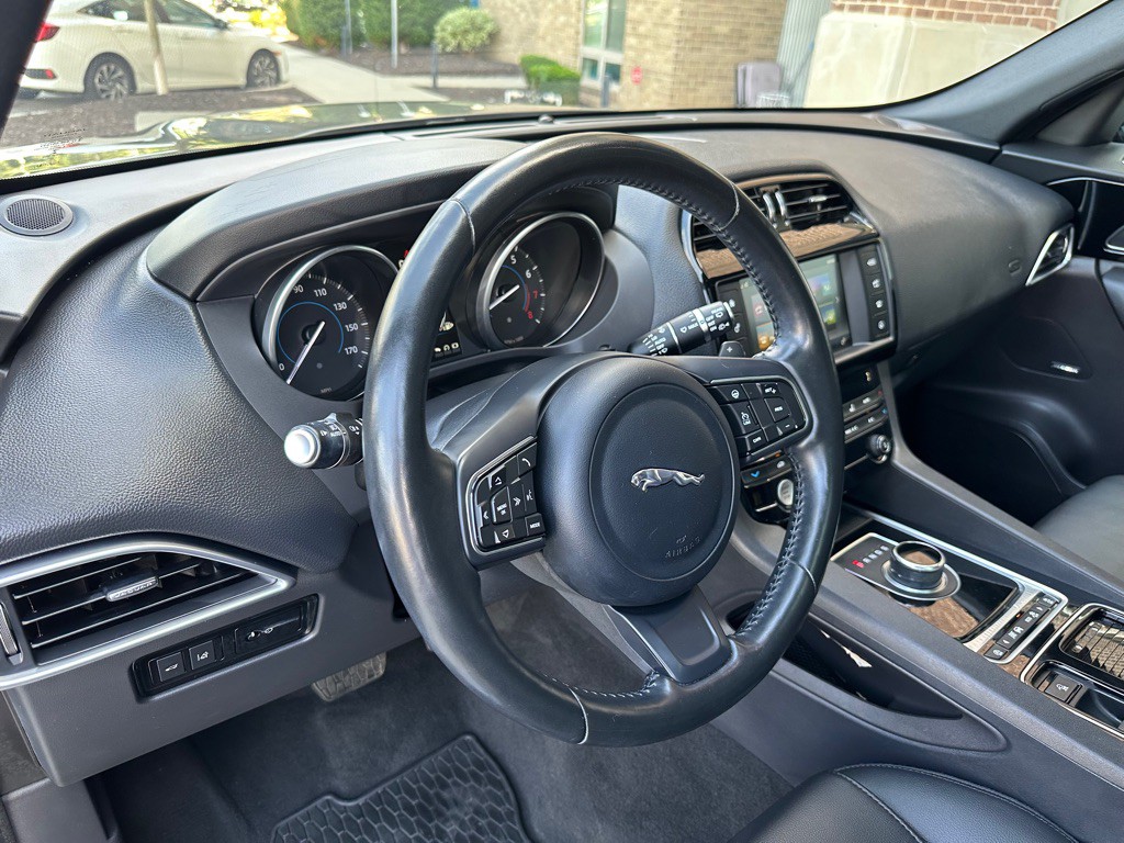 2018 Jaguar F-PACE Image 10