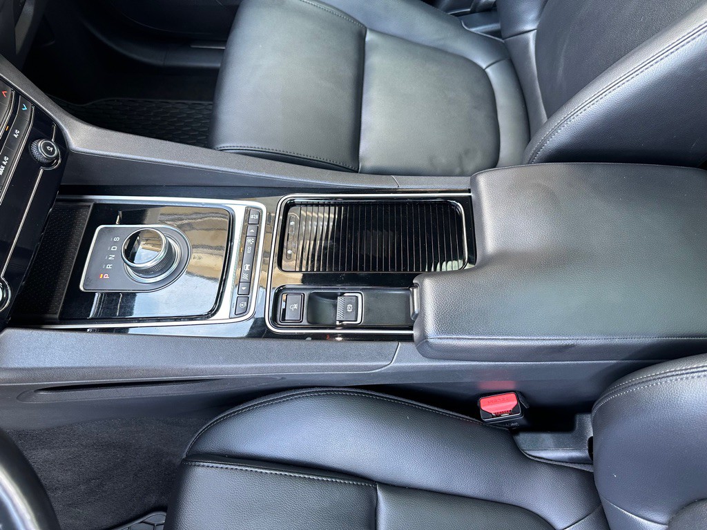 2018 Jaguar F-PACE Image 12