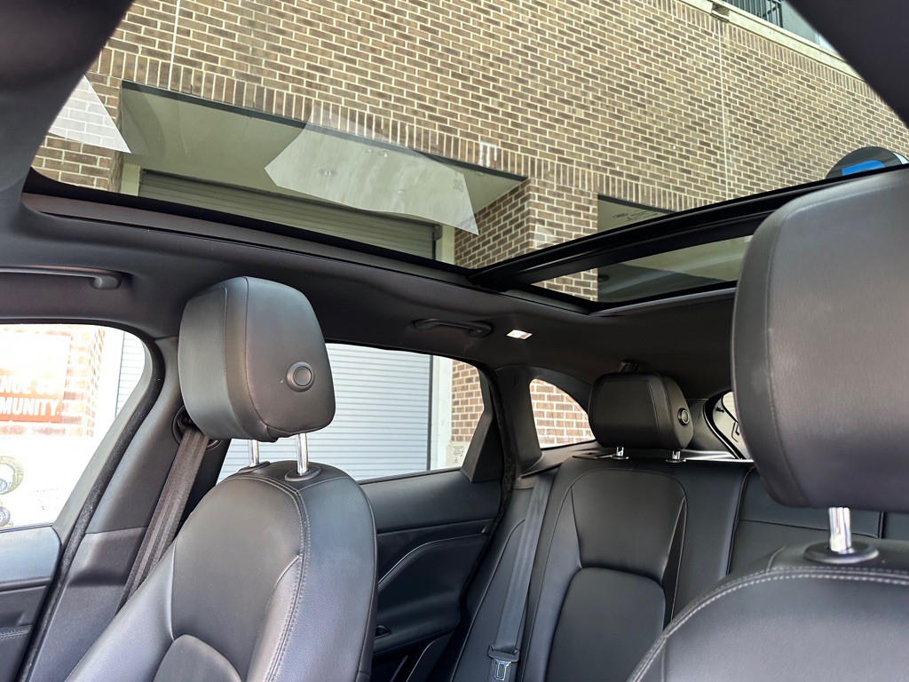 2018 Jaguar F-PACE Image 15