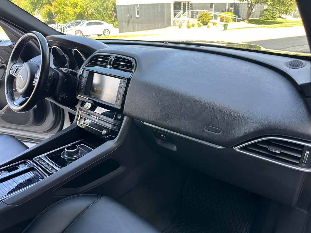 2018 Jaguar F-PACE Image 22