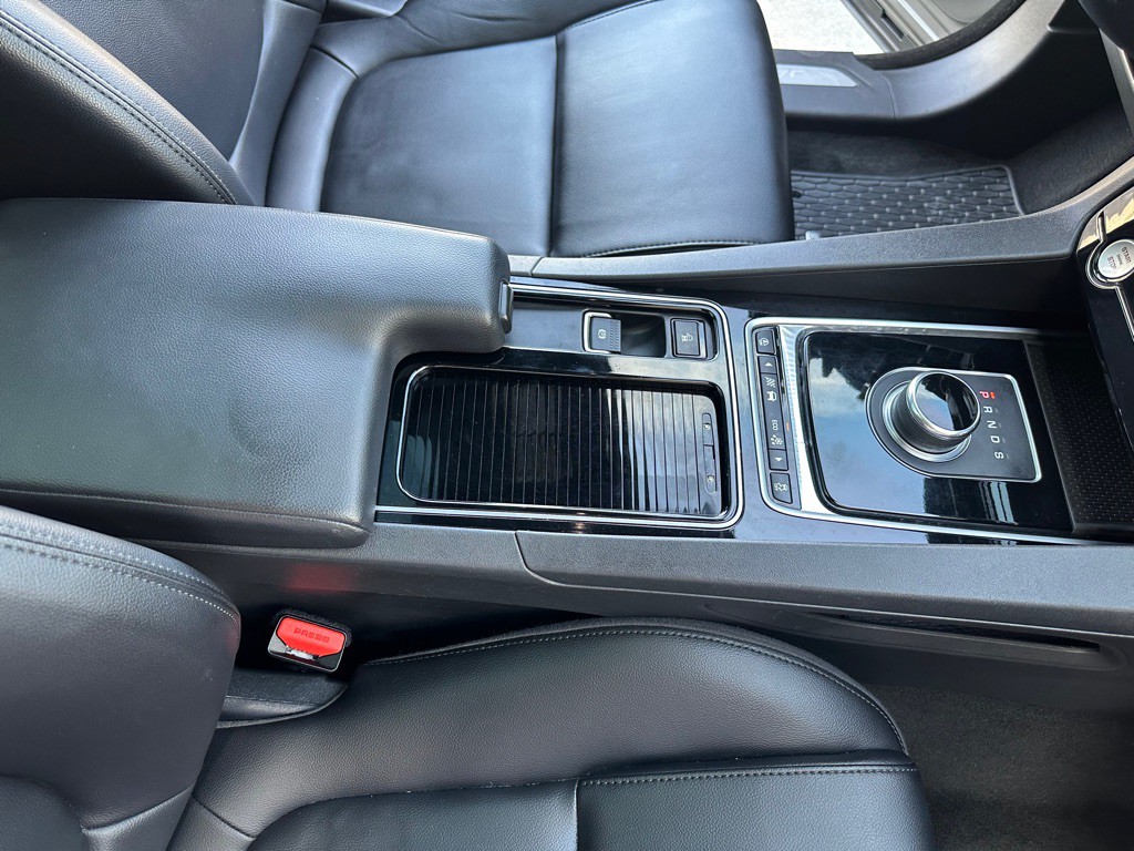 2018 Jaguar F-PACE Image 23