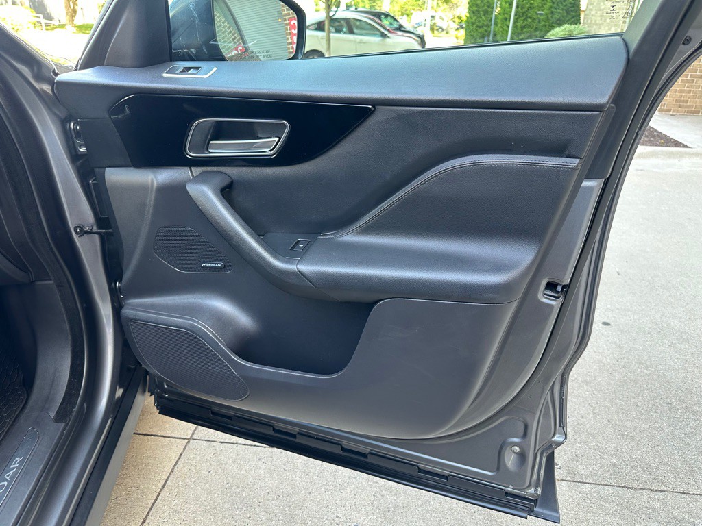 2018 Jaguar F-PACE Image 29