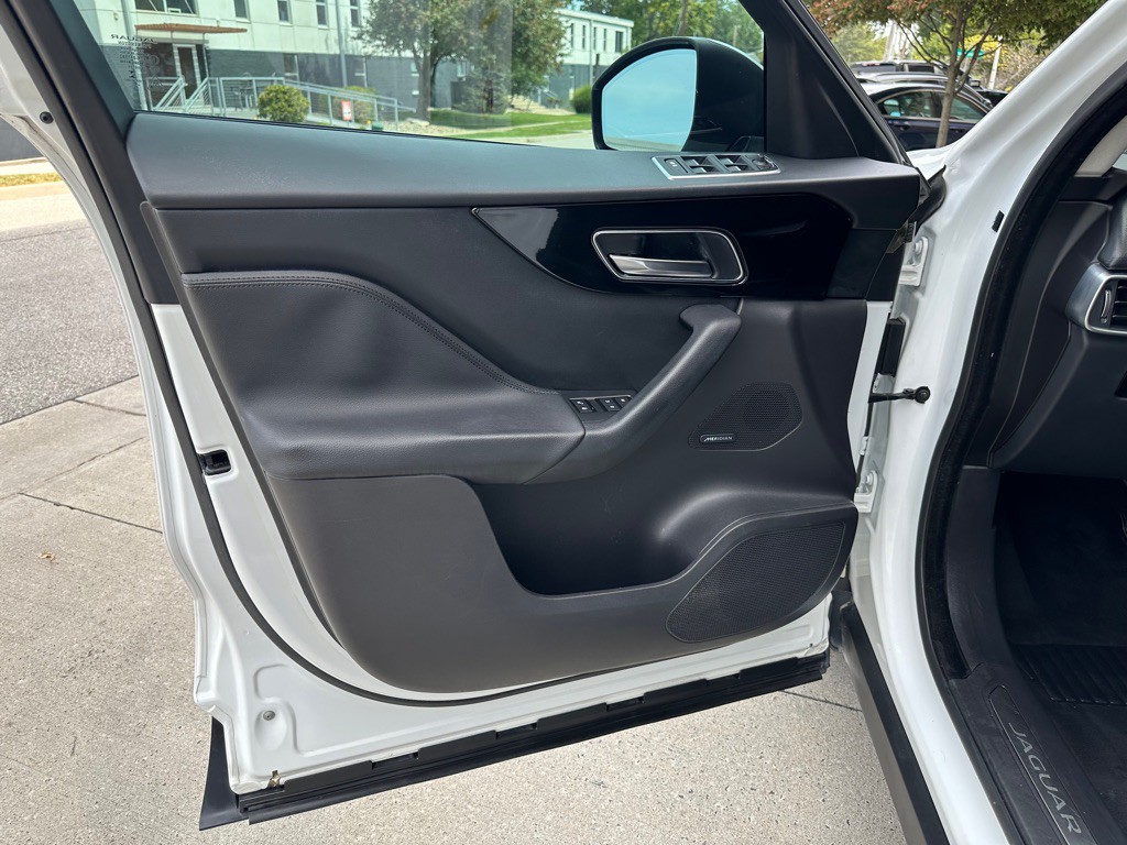2018 Jaguar F-PACE Image 10