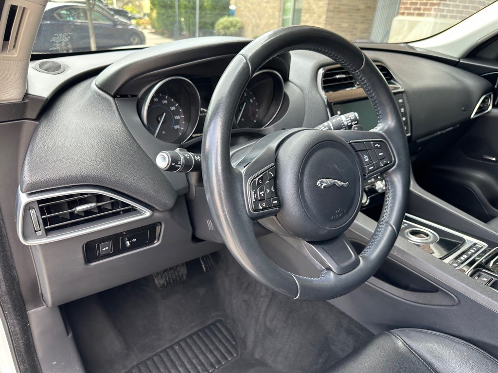 2018 Jaguar F-PACE Image 11