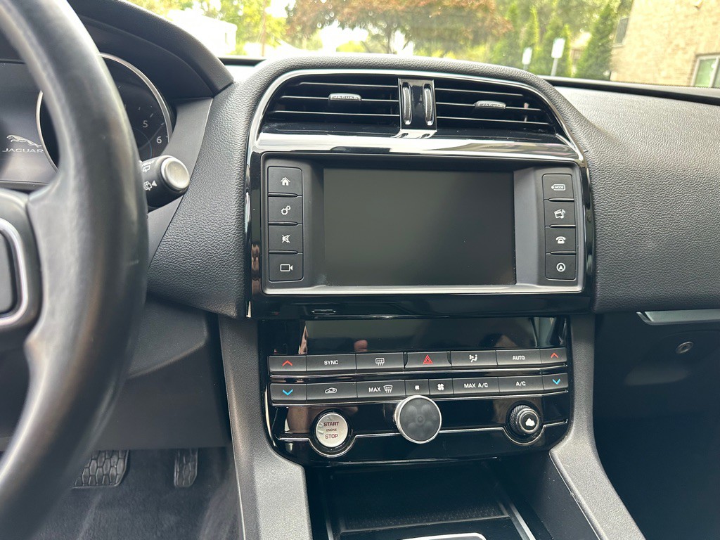 2018 Jaguar F-PACE Image 12