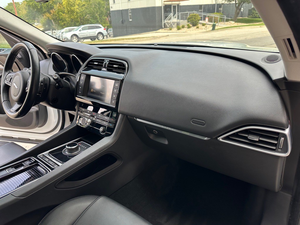 2018 Jaguar F-PACE Image 23