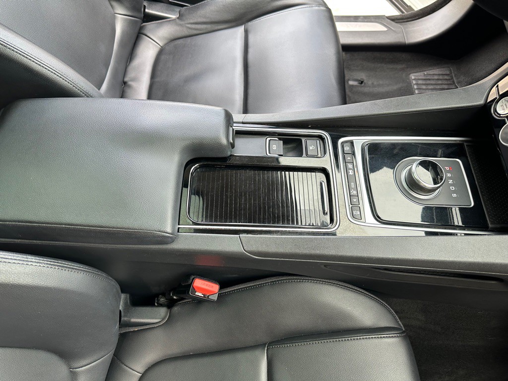 2018 Jaguar F-PACE Image 24