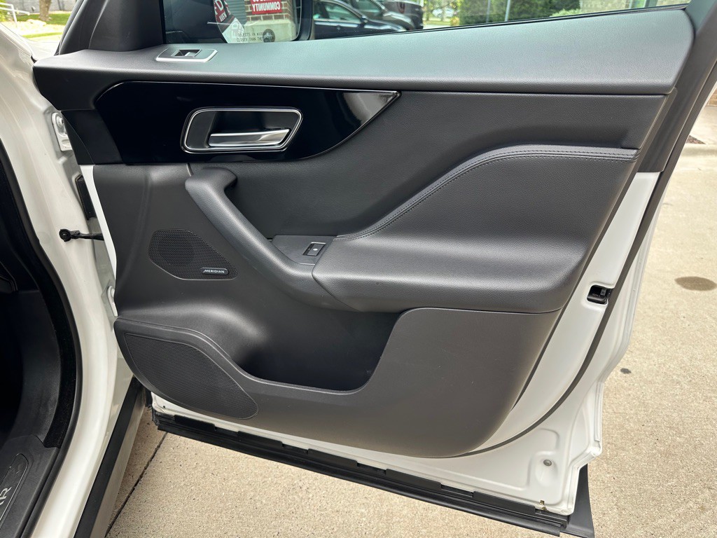 2018 Jaguar F-PACE Image 28